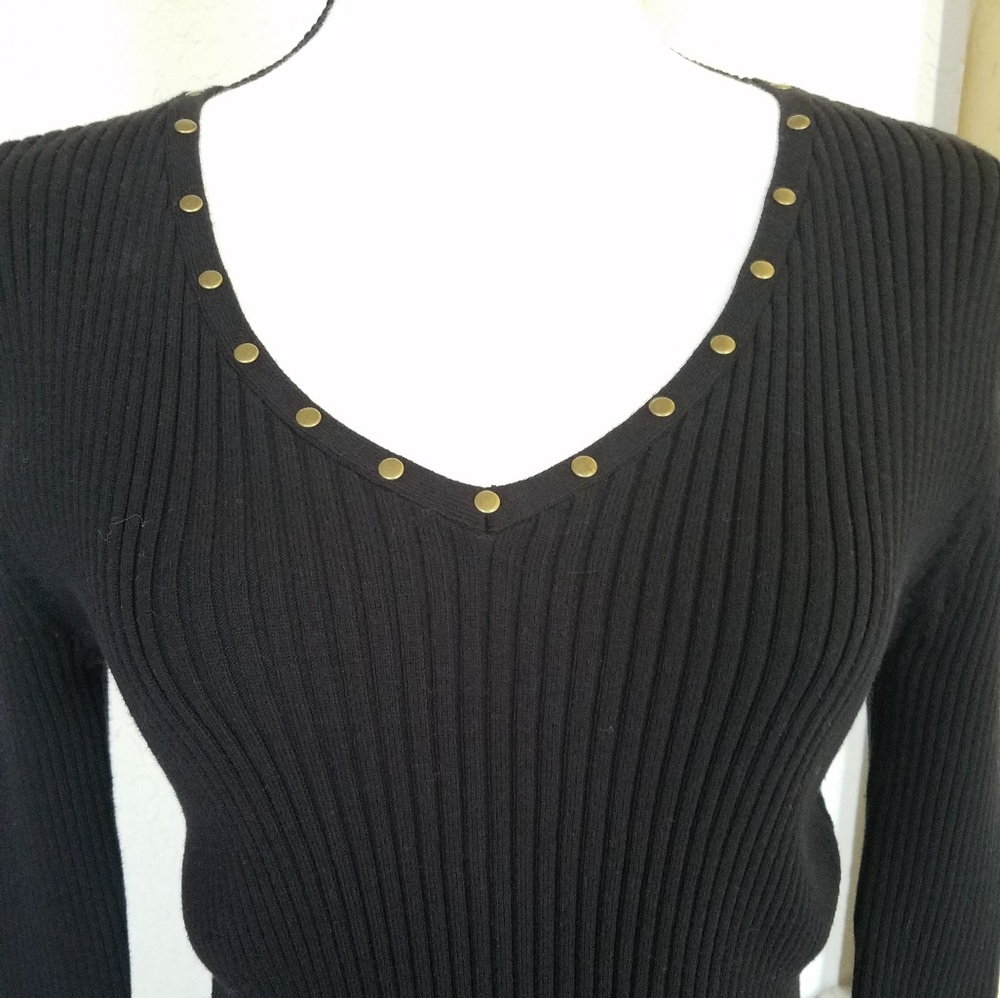 Versatile Black Sweater - Picture 2 of 7
